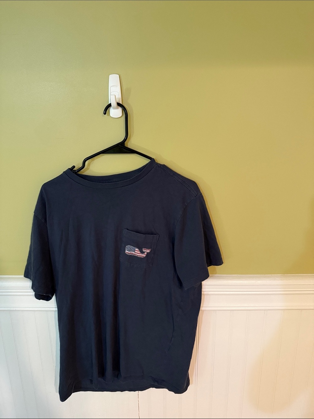 Men's Size M Vineyard Vines Navy Short-Sleeve Pocket Tee with Whale Flag